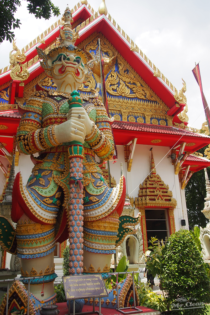 ท้าวเวสสุวัณ ยักษ์หน้าประตูทางเข้า